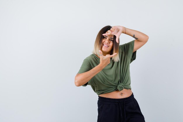 Jeune femme expressive posant dans le studio