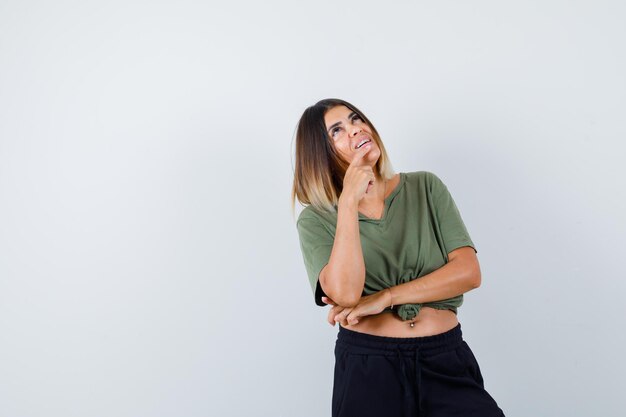 Jeune femme expressive posant dans le studio