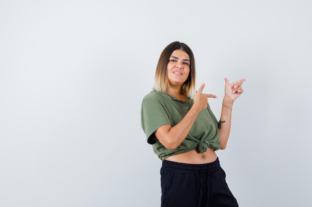 Jeune femme expressive posant dans le studio