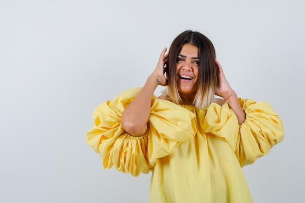 Jeune femme expressive posant dans le studio