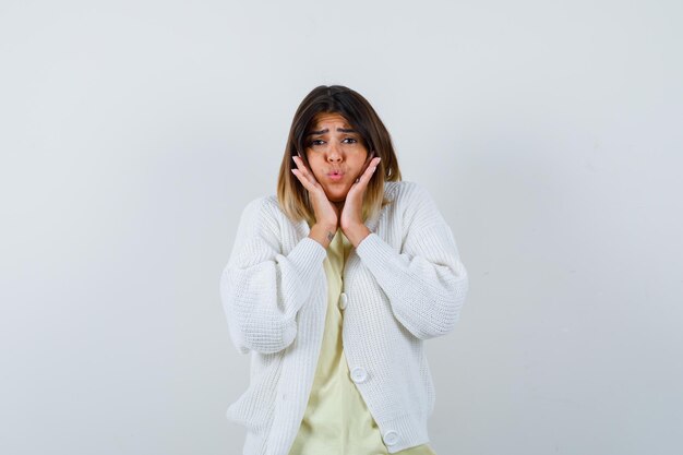 Jeune femme expressive posant dans le studio