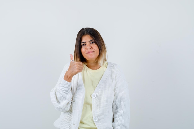 Jeune femme expressive posant dans le studio