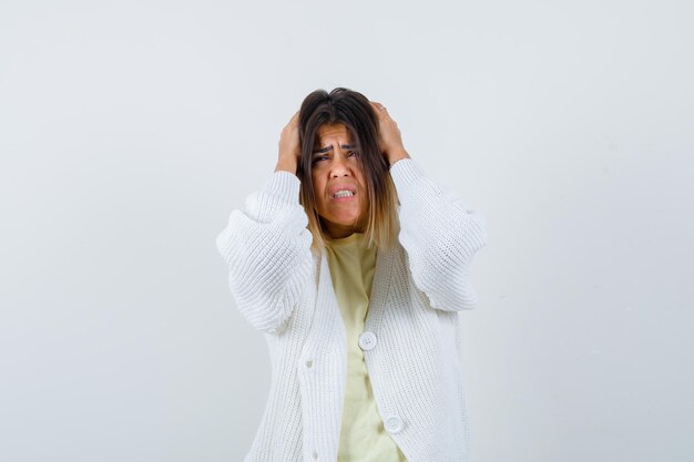 Jeune femme expressive posant dans le studio