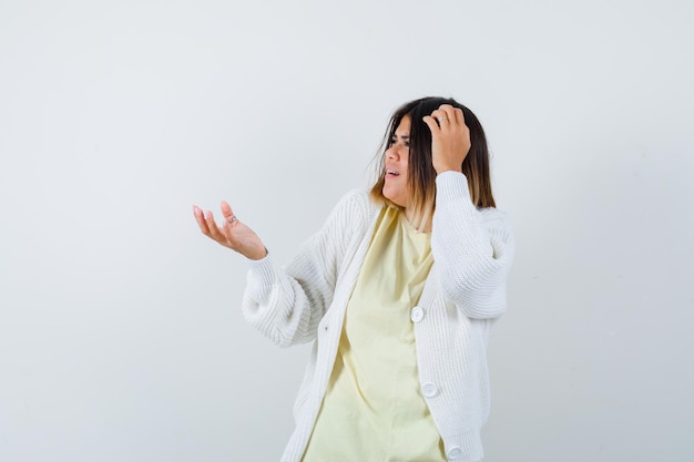 Jeune femme expressive posant dans le studio