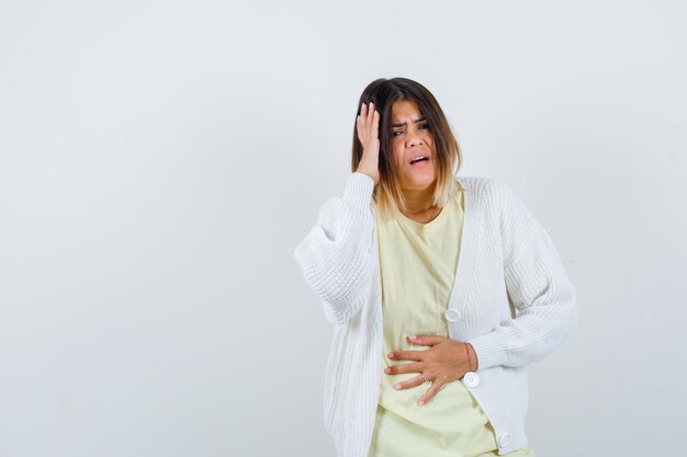 Jeune femme expressive posant dans le studio