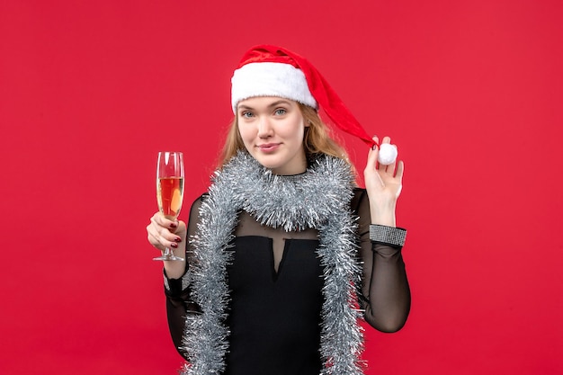 Jeune femme expressive posant pour Noël