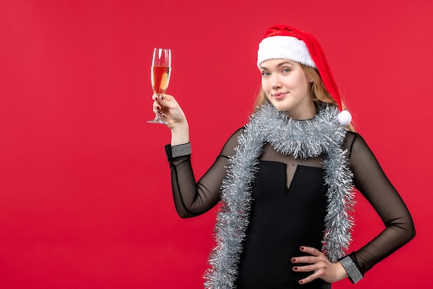 Jeune femme expressive posant pour Noël