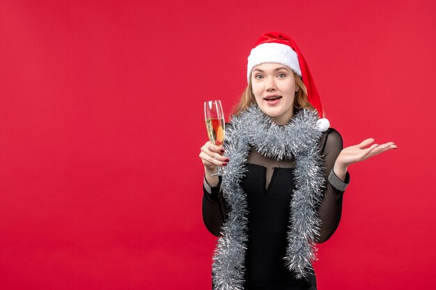 Jeune femme expressive posant pour Noël