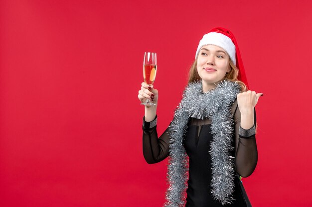 Jeune femme expressive posant pour Noël