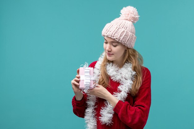 Jeune femme expressive posant pour des vacances d'hiver