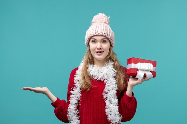 Jeune femme expressive posant pour des vacances d'hiver