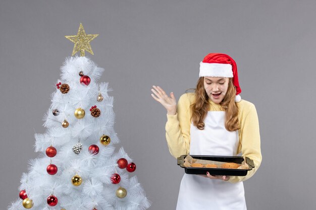 Jeune femme expressive posant pour des vacances d'hiver