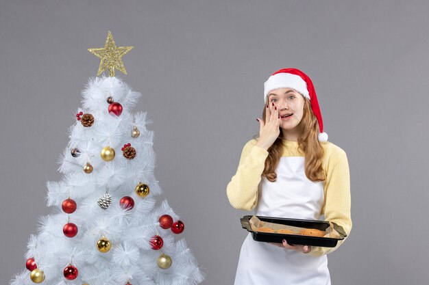 Jeune femme expressive posant pour des vacances d'hiver