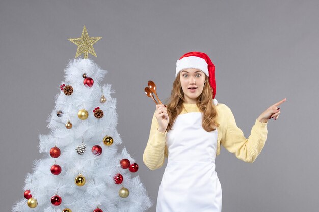 Jeune femme expressive posant pour des vacances d'hiver