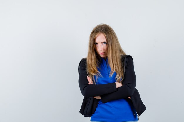 Jeune femme expressive posant en studio