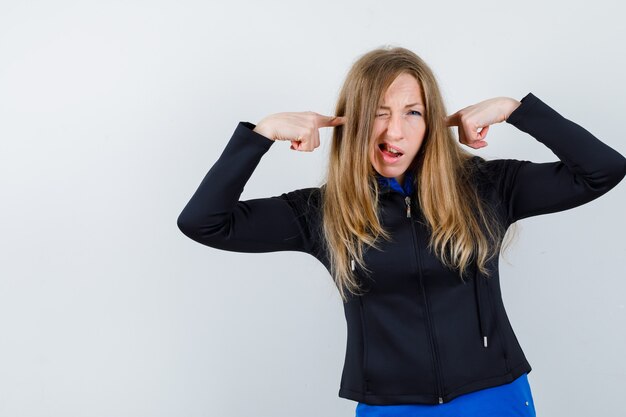 Jeune femme expressive posant en studio