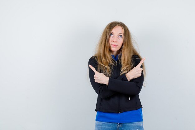 Jeune femme expressive posant en studio