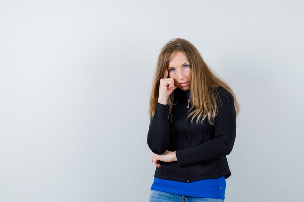 Jeune femme expressive posant en studio