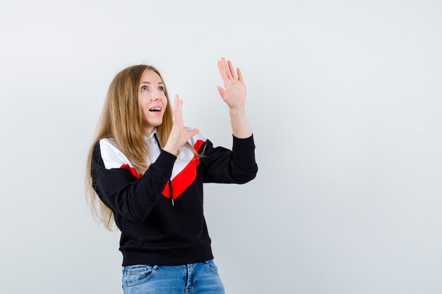 Jeune femme expressive posant en studio