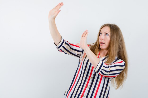 Jeune femme expressive posant en studio