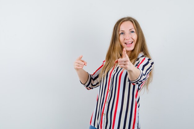 Jeune femme expressive posant en studio