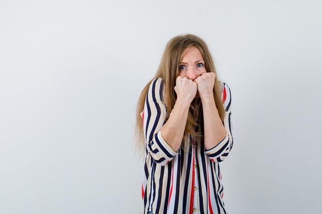 Jeune femme expressive posant en studio