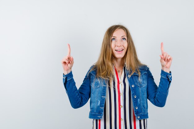 Jeune femme expressive posant en studio