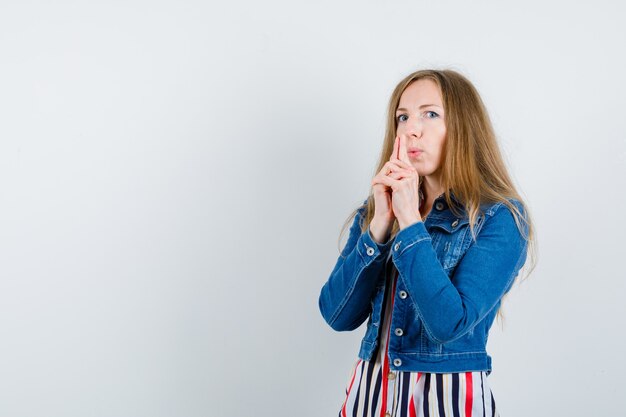 Jeune femme expressive posant en studio