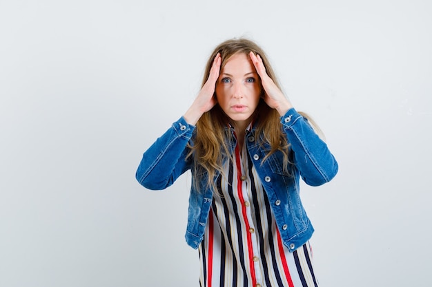 Jeune femme expressive posant en studio