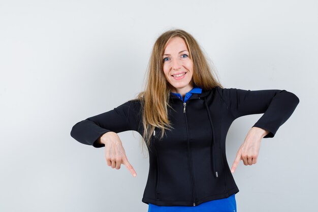 Jeune femme expressive posant en studio