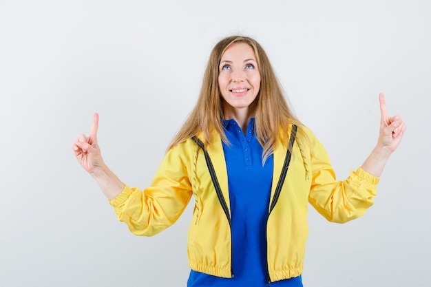 Jeune femme expressive posant en studio