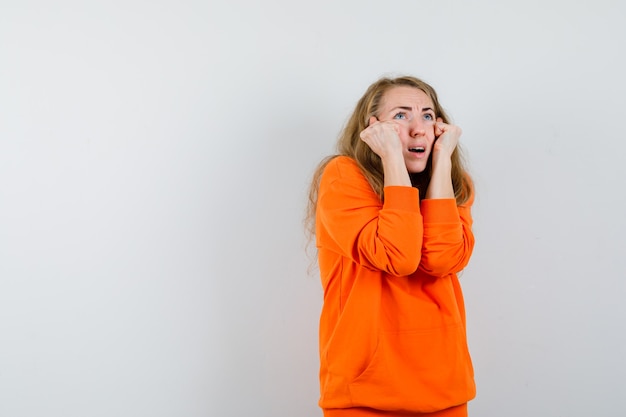 Jeune femme expressive posant en studio