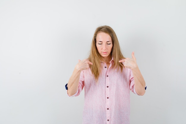 Jeune femme expressive posant en studio