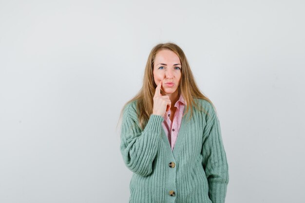 Jeune femme expressive posant en studio