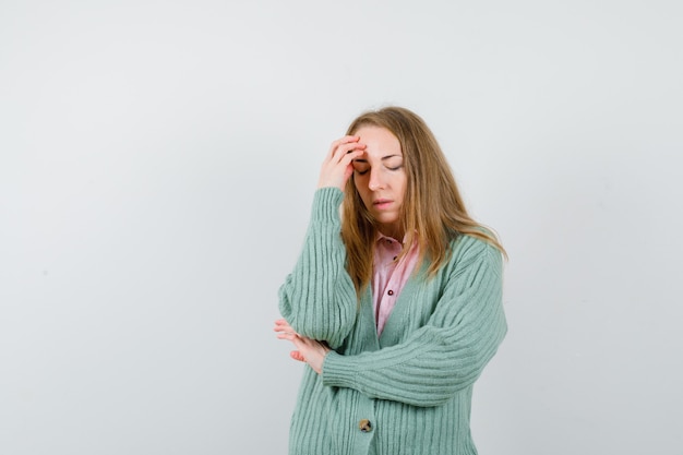 Jeune femme expressive posant en studio