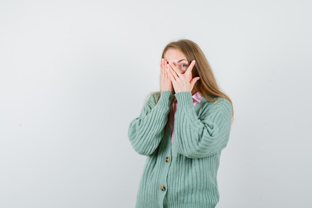 Jeune femme expressive posant en studio