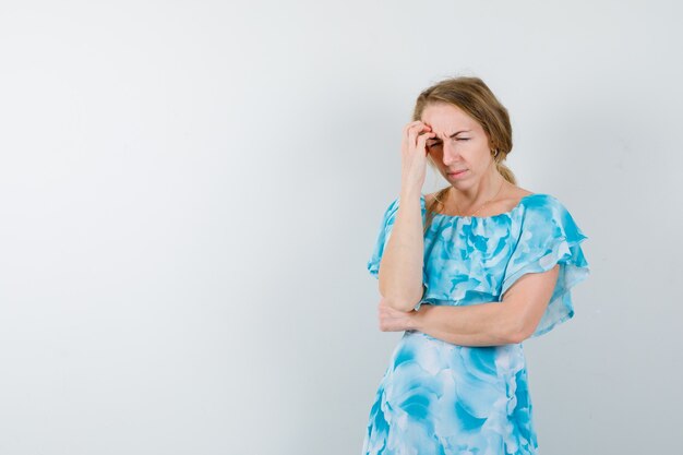 Jeune femme expressive posant en studio