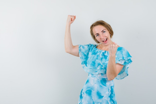 Jeune femme expressive posant en studio