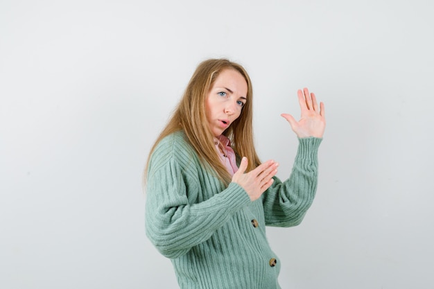 Jeune femme expressive posant en studio