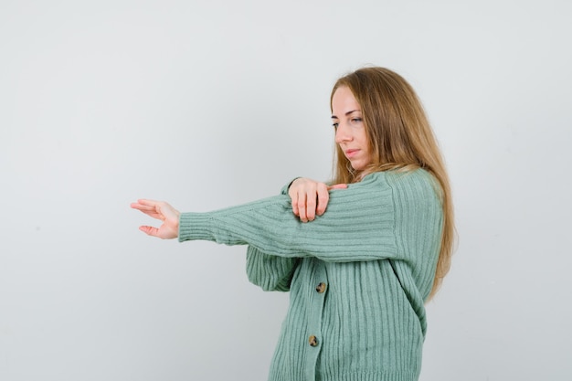 Jeune femme expressive posant en studio