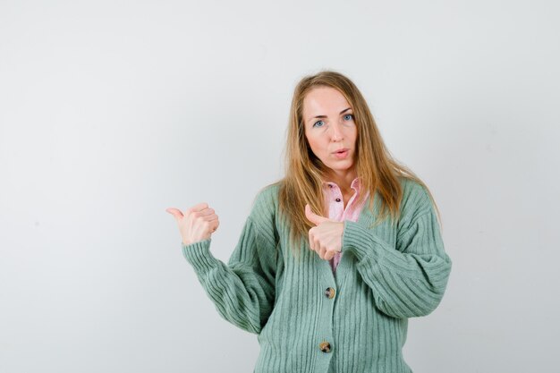 Jeune femme expressive posant en studio