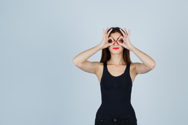 Jeune femme expressive posant en studio