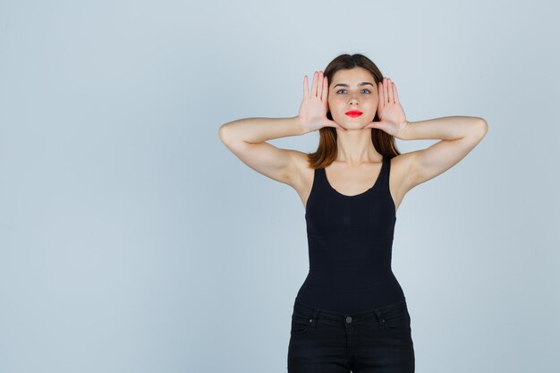 Jeune femme expressive posant en studio