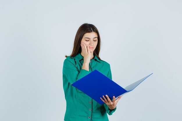 Jeune femme expressive posant en studio