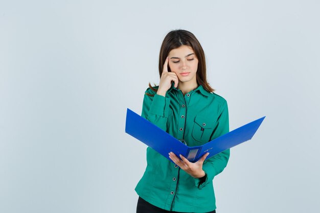 Jeune femme expressive posant en studio