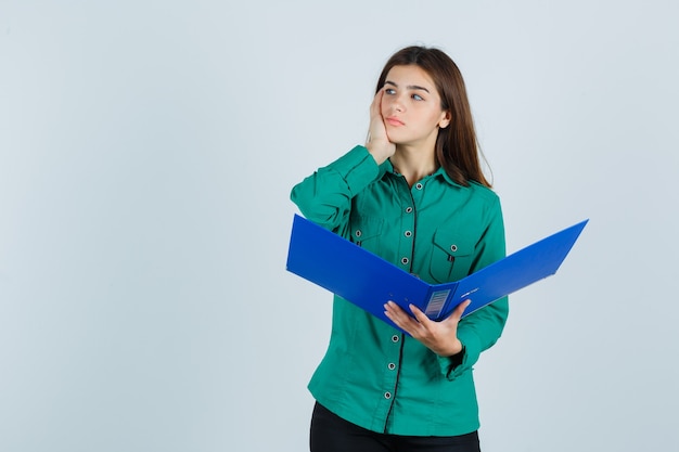 Jeune femme expressive posant en studio