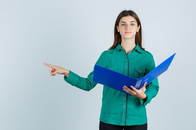 Jeune femme expressive posant en studio