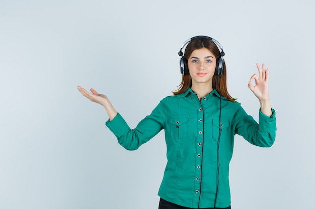 Jeune femme expressive posant en studio