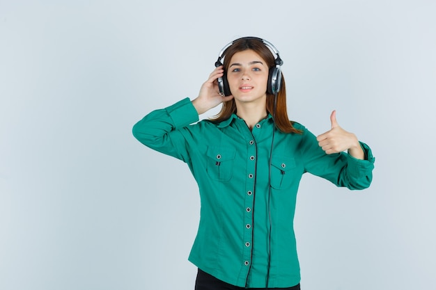 Jeune femme expressive posant en studio