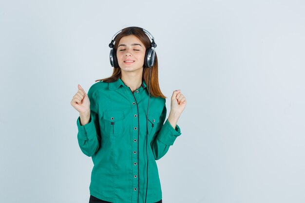 Jeune femme expressive posant en studio